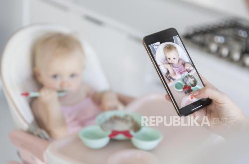 ibu-mengambil-foto-anaknya-ilustrasi-orang-tua-diimbau-tidak_250916112223-136