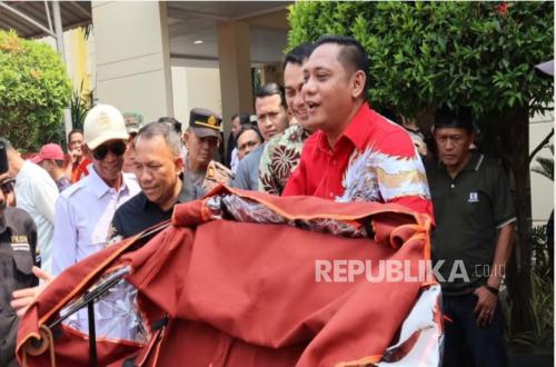 plt-bupati-bekasi-dr-asep-surya_261006153656-248