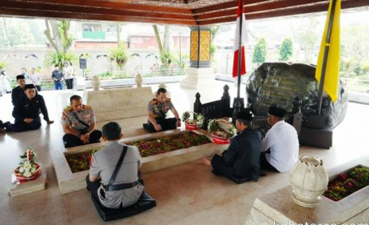 Menjelang Hari Bhayangkara – Kapolri Ziarahi Makam Presiden Pertama RI