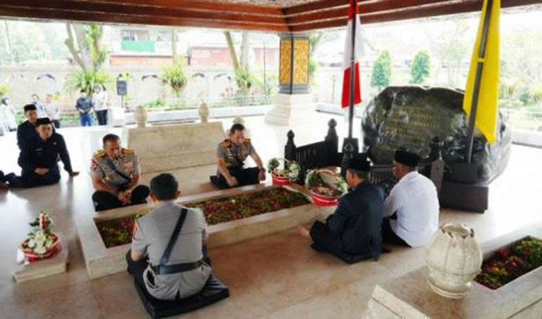 Menjelang Hari Bhayangkara – Kapolri Ziarahi Makam Presiden Pertama RI