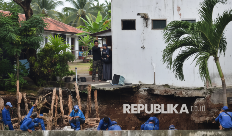 Turap Sementara Dibangun Pascalongsor Bantaran Kali Ciliwung di Bendungan Hilir
