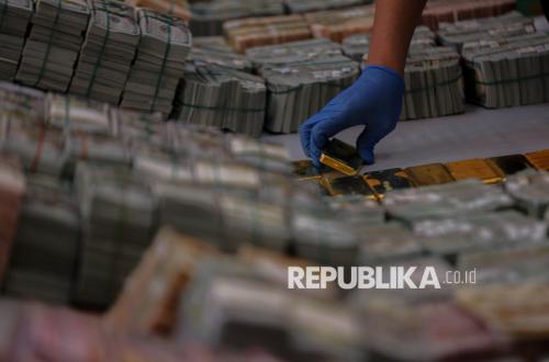 Latest Program: Polisi Serahkan Emas 74 Kg dan Uang Kasus Eks Jampidsus Febrie ke Kejaksaan Besok