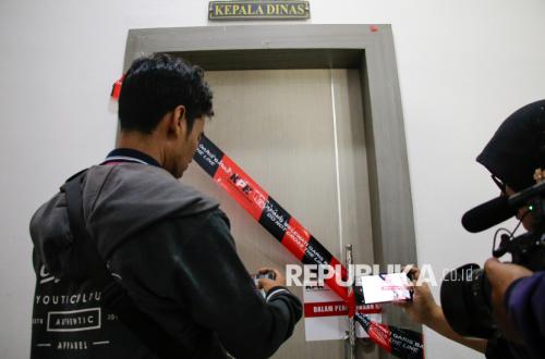 KPK Pasang Garis Segel di Kantor PUPR Lombok Barat Pascapenangkapan Bupati