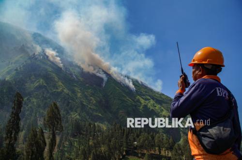 Musim Kemarau Picu Kebakaran Hutan di Kawasan Perbukitan Menuju Bromo