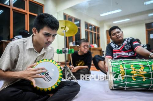 Menabuh Marawis, Menumbuhkan Percaya Diri Penyandang Disabilitas
