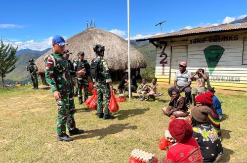 Main Agenda: Satgas Yonif 511/DY Salurkan 50 Paket Sembako ke Warga Tiom Lanny Jaya