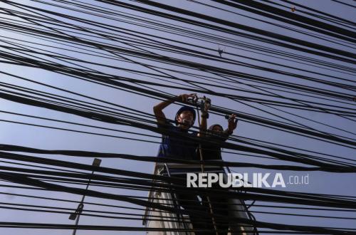 Key Strategy: Kabel Semrawut di Jalan Raya Bogor-Jakarta Mulai Ditata