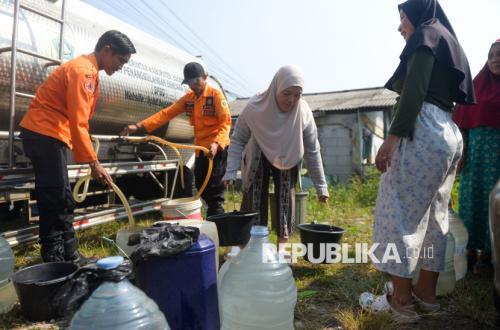 Kemarau Panjang – Warga Dramaga Andalkan Bantuan Air Bersih
