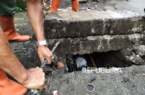 Tiga Pekerja Meninggal saat Masuk Gorong-Gorong di Cipayung – Diduga Keracunan Gas