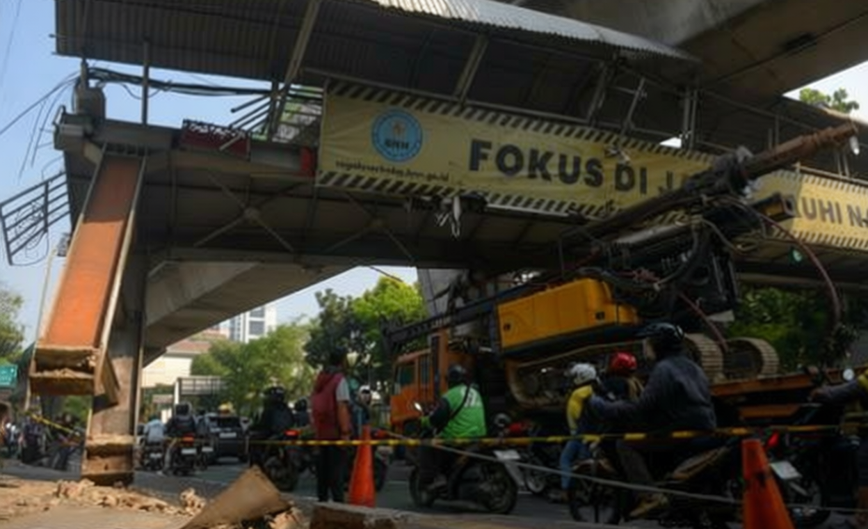 Topics Covered: JPO di Jalan Tendean Dibongkar, Dishub Lakukan Rekayasa Lalu Lintas