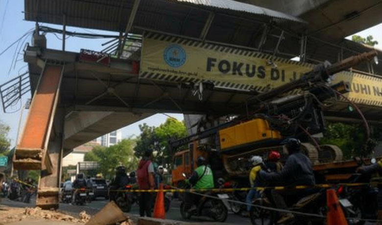 Topics Covered: JPO di Jalan Tendean Dibongkar, Dishub Lakukan Rekayasa Lalu Lintas