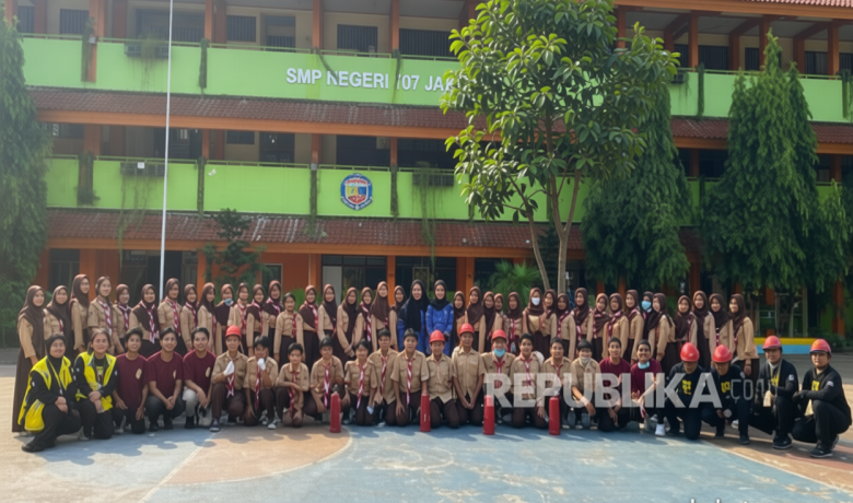 Latest Program: Aksi Mahasiswa K3 FKM UI Bekali Siswa SMP Negeri 107 Kemampuan Hadapi Kebakaran