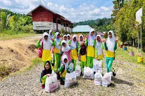 Dompet Dhuafa Kaltim Berikan Puluhan Paket Belajar Bagi Siswa Perbatasan Indonesia-Malaysia