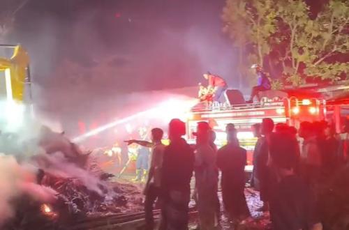 Kebakaran Hebat Landa Rumah Adat Sade Lombok, Ratusan Unit Diduga Terbakar