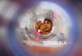 Tangan Kreatif Warga Petukangan Utara Ubah Sampah Botol Plastik Jadi Sapu