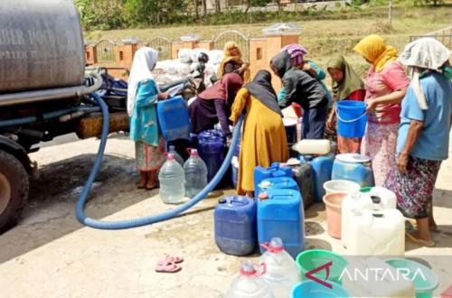 Pemkab Bangkalan Salurkan Bantuan Air Bersih ke Empat Desa Terdampak Kekeringan