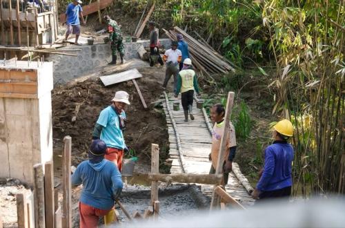 TNI dan Warga Gunungkidul Gotong Royong Bangun Jembatan Beton untuk Akses Pertanian