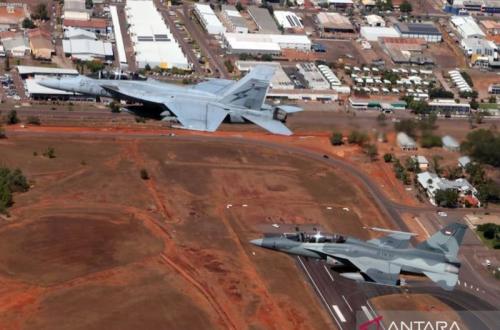 KSAU dan Kepala Staf AU Australia Terbang Formasi di Darwin