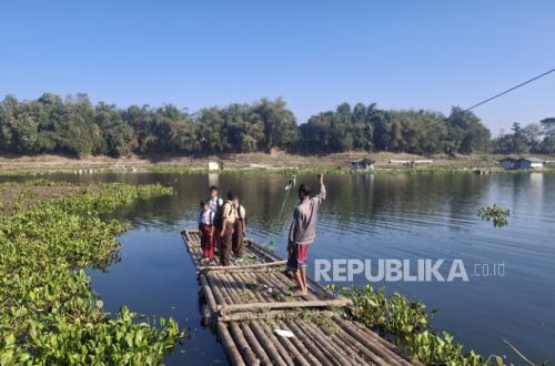 Rakit ‘Saksi’ Perjuangan Siswa SD Menuntut Ilmu di Bandung Barat