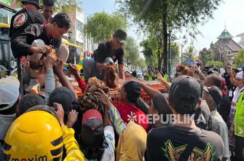 Biaya Pakan Terus Naik Tapi Harga Telur Anljok, Peternak Yogya Pilih Bagikan 1.200 Ayam ke Warga