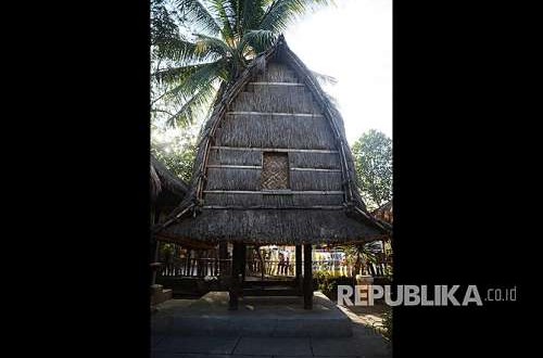 Tangisan Warga Rumah Adat Sade Lombok yang Terbakar, Tersisa Pakaian yang Melekat di Badan