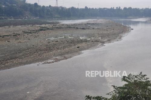 Debit Air Menyusut Akibat Kemarau, Hamparan Sampah dan Sedimentasi Muncul di Sungai Citarum
