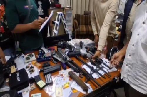 Polisi Gelar Olah TKP Temuan Ratusan Senjata di Sekolah Swasta Jakarta