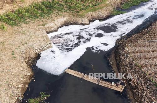 Air Sungai Cihaur Bandung Barat Berubah Merah, Berbusa dan Bau Busuk