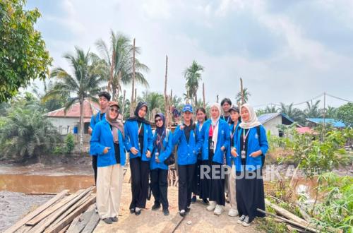 Menuju Desa Radak, Tim BSI Explore Tempuh Jalan Terjal dan Seberangi Sungai Kapuas