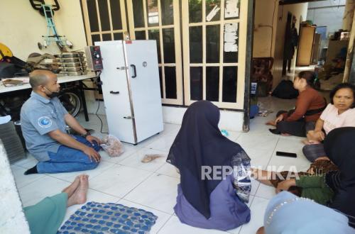 UTS Kenalkan Teknologi Smokehouse untuk UMKM Ikan Asap Kenjeran