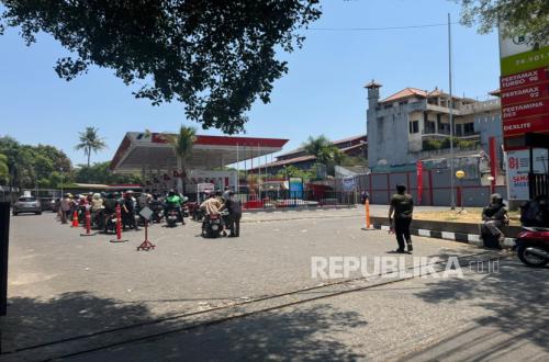 antrean-kendaraan-di-sejumlah-spbu-di-kota-makassar-secara_260913120530-423