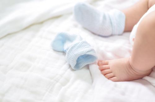 bayi-yang-sedang-digantikan-popok-ilustrasi-seorang-pramigari-bercerita_230704230624-527