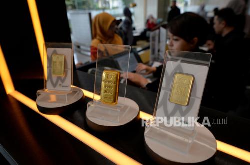karyawan-melayani-nasabah-yang-ingin-membeli-emas-di-gedung_260604140124-632