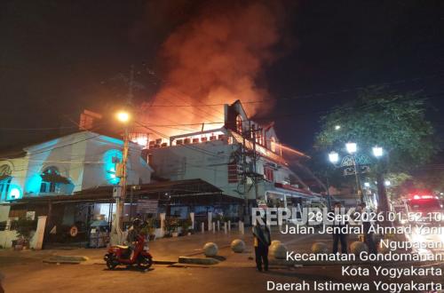 kebakaran-yang-melanda-hamzah-batik-di-kawasan-malioboro-kota_260928073539-873