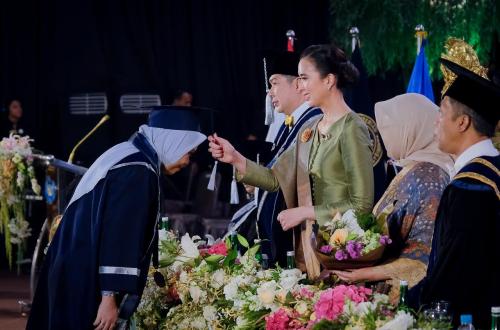 menteri-pariwisata-widiyanti-putri-wardhana-saat-menghadiri-acara-wisuda_260909110553-205