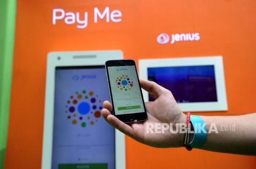 pekerja-menjalankan-aplikasi-jenius-saat-diluncurkan-di-jakarta-kamis-_160811164232-215