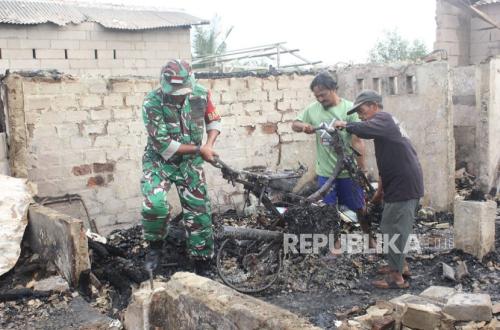 personel-tni-bersama-warga-bergotong-royong-membersihkan-sisa-sisa-bangunan_260914185906-511