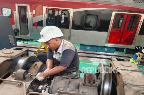 pt-kereta-api-indonesia-persero-bersama-pt-industri-kereta_260916181620-924