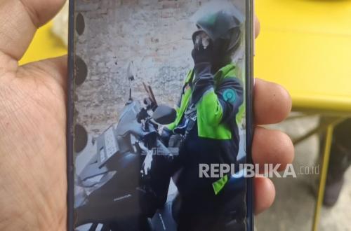 tangkapan-layar-seorang-perempuan-berjaket-ojol-diduga-mengedarkan-uang_260929122744-542