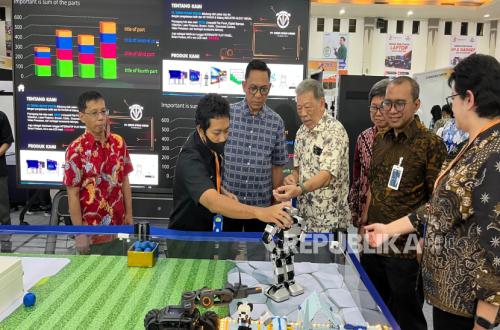 wakil-wali-kota-yogyakarta-wawan-harmawan-ketiga-kiri-melihat_260927163539-945